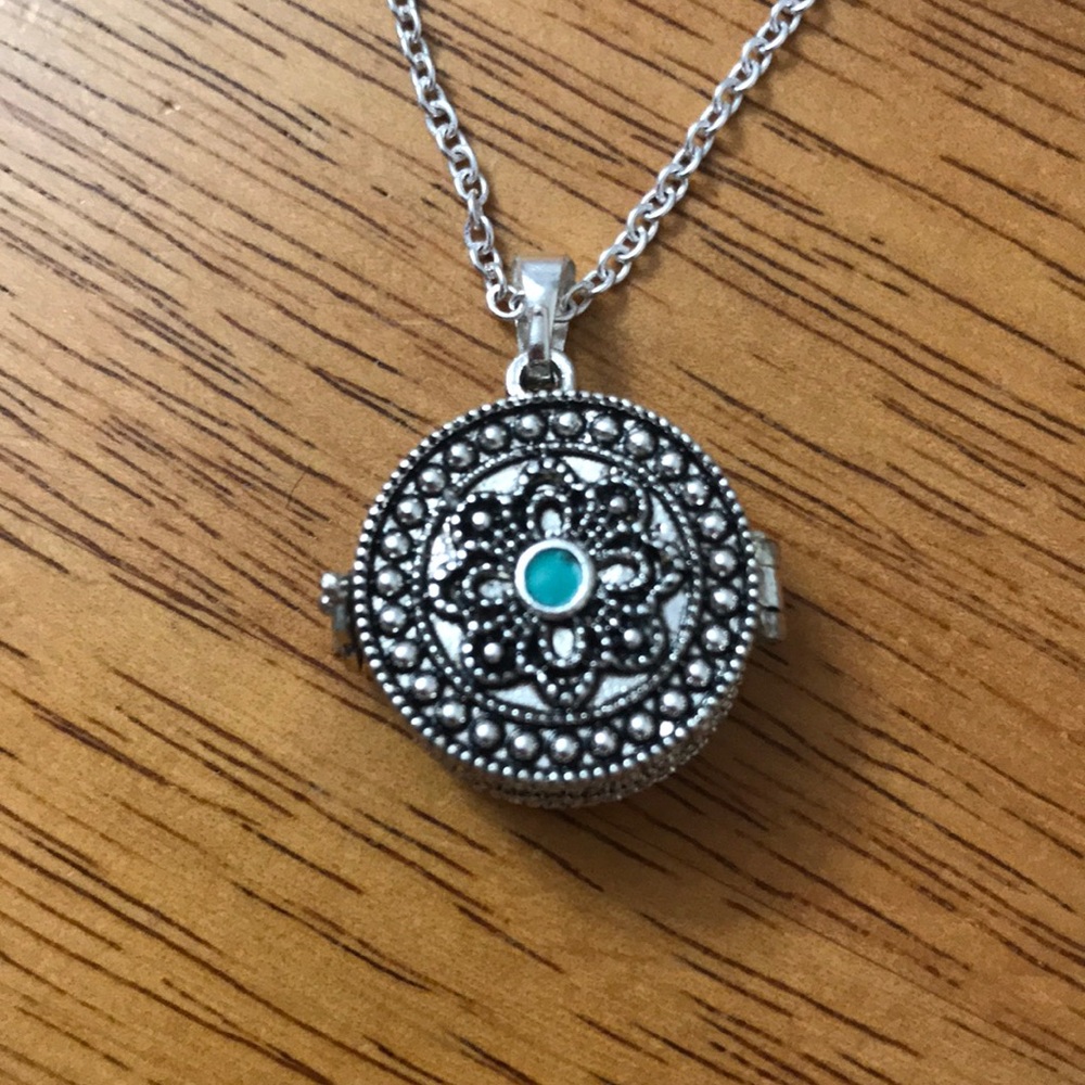 Locket Style Necklace - Picture 3 of 5